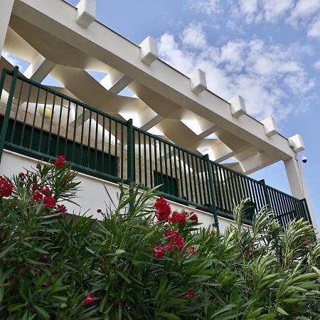 Queen Beach Apartments Nin Exterior photo