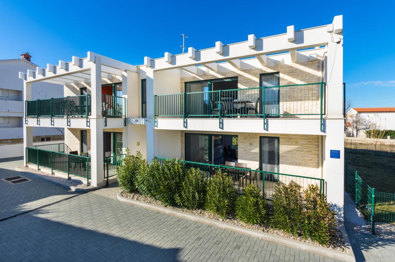 Queen Beach Apartments Nin Exterior photo
