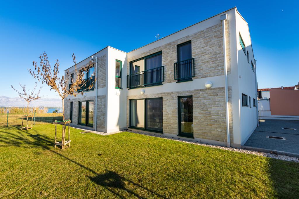 Queen Beach Apartments Nin Exterior photo